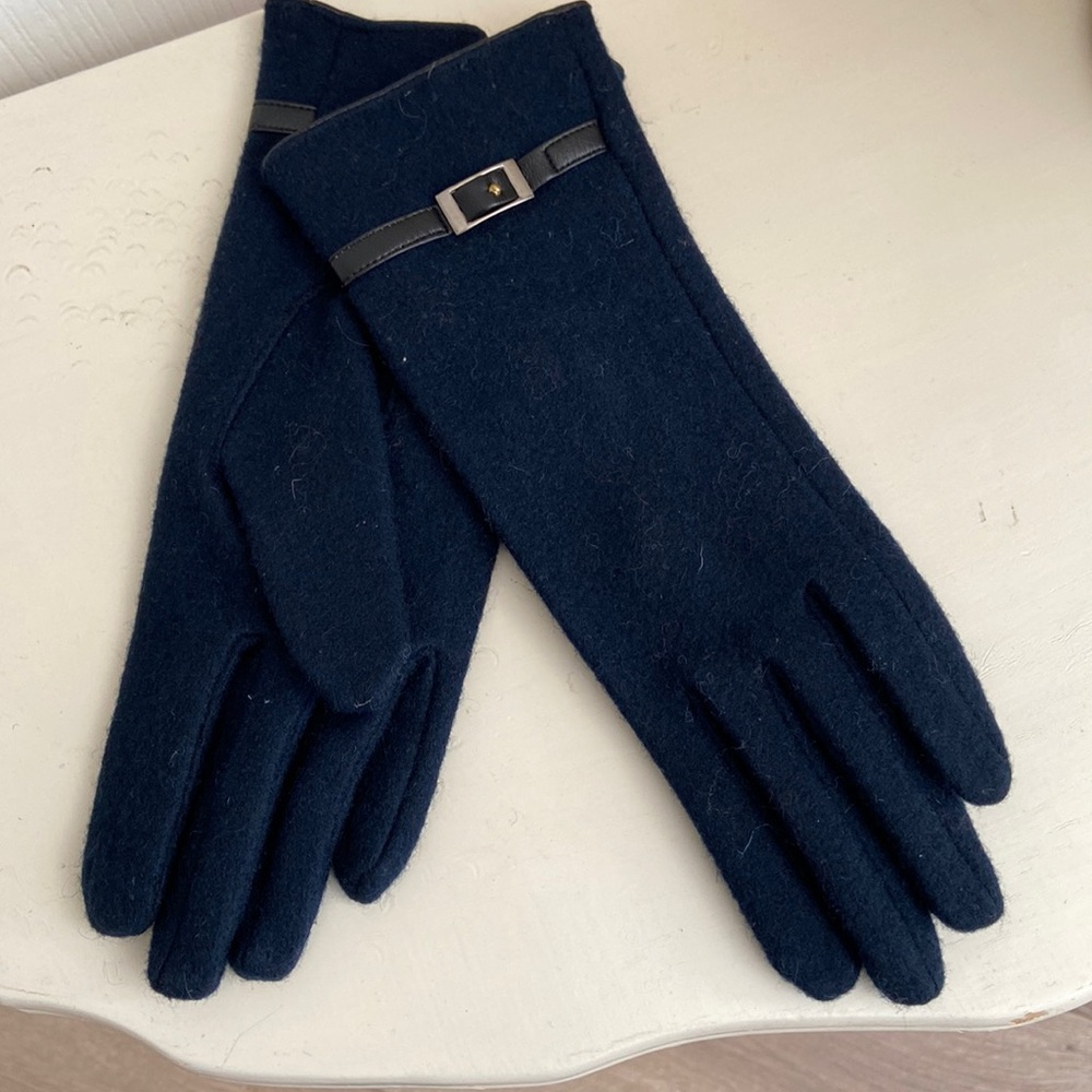 Bought in Italy. Wool gloves fit very small hands
